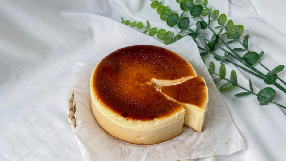 Κέικ γιαουρτιού με 3 υλικά, χωρίς ζάχαρη -Πανεύκολο και αφράτο