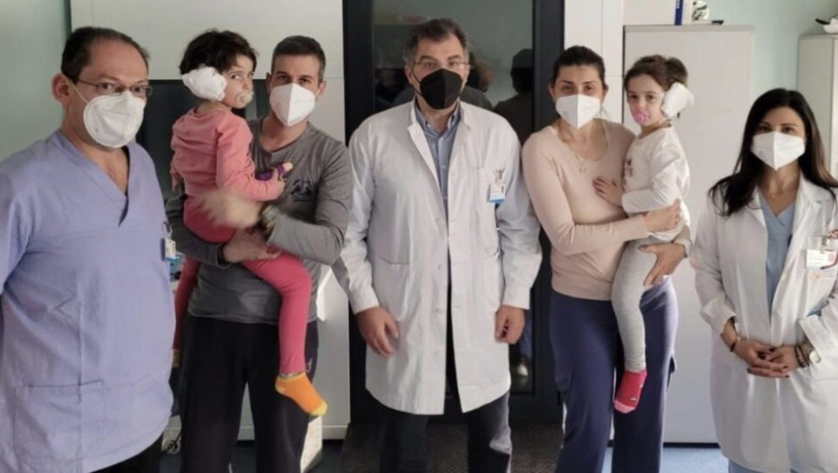 Θεσσαλονίκη: Δίδυμα κωφά κοριτσάκια αποκτούν ακοή χάρη στα κοχλιακά εμφυτεύματα