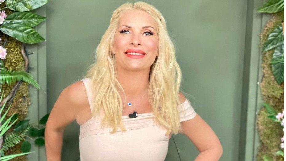 Αναποφάσιστη η Ελένη Μενέγακη – Το δίλλημα της παρουσιάστριας εν όψει καλοκαιριού