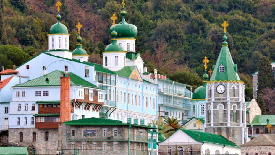 Ο Μακάριος, ηγούμενος της Μονής Αγίου Παντελεήμονος, υποστηριχτής του Πούτιν