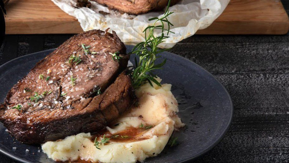 Πως να φτιάξετε ζουμερό γεμιστό μοσχαρίσιο ρολό με μανιτάρια και τυρί