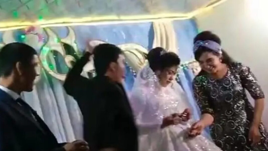 Βαρβαρότητα στο Ουζμπεκιστάν: Γαμπρός χτύπησε τη νύφη σε γάμο επειδή τον νίκησε σε παιχνίδι