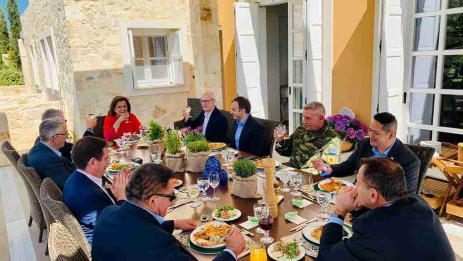 Ο Τάσος Χατζηβασιλείου με Αμερικανούς βουλευτές στα Χανιά: Κρητικό γεύμα από τη Ντόρα Μπακογιάννη