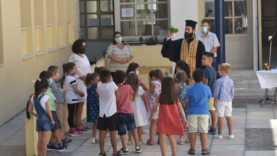 «Όχι, ΔΕΝ θα αγοράσω καινούργια τσάντα στο παιδί μου και ΔΕΝ θα το ντύσω με μάρκα…»