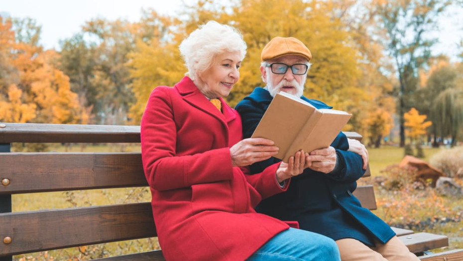 Σταματήστε το ποτό, συνεχίστε το διάβασμα, προσέξτε την ακοή σας: Συμβουλές ενός νευρολόγου κατά του Αλτσχάιμερ