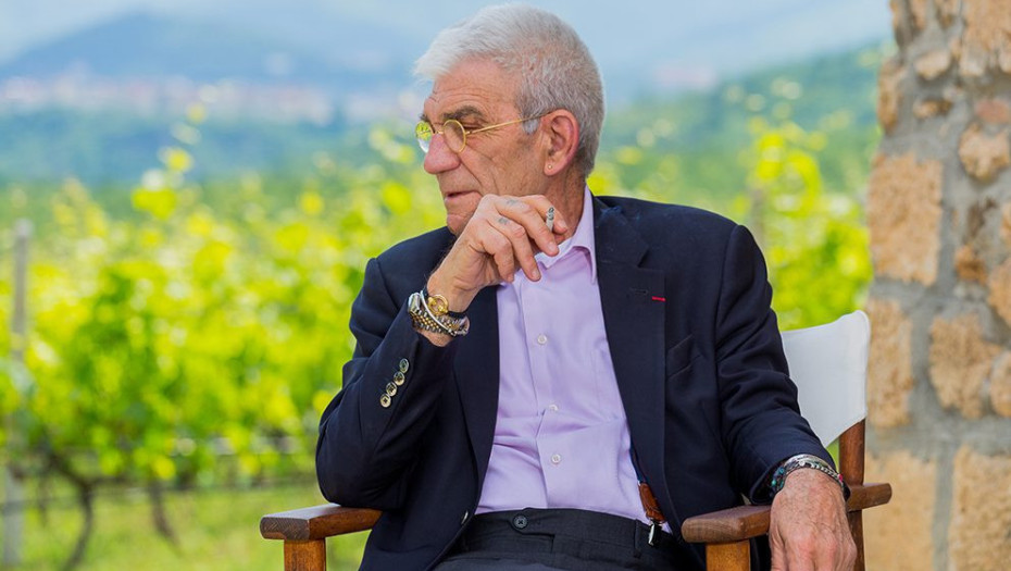 Guest star στο βίντεο κλιπ του «Μαλαγουζια και μπάφους μέσα στις βίλες» ο Γιάννης Μπουτάρης