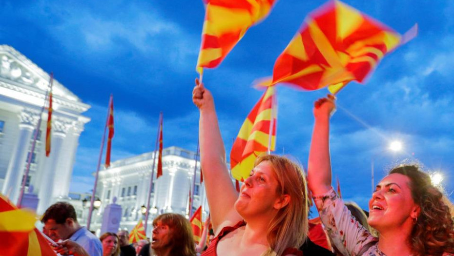 Από το VMRO-DPMNE και τα άλλα εθνικιστικά σλαβικά κόμματα: Διαδηλώσεις, μπροστά στο κτήριο της κυβέρνησης της Βόρειας Μακεδονίας