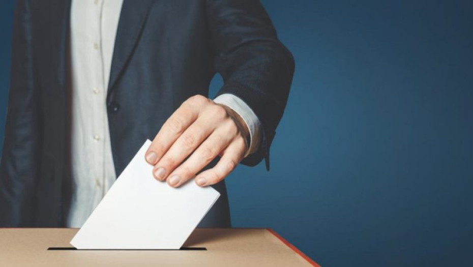 ΣΥΡΙΖΑ και ΠΑΣΟΚ ξεκίνησαν τον προεκλογικό αγώνα:  Έτοιμοι οι άνδρες, ψάχνουν για γυναίκες