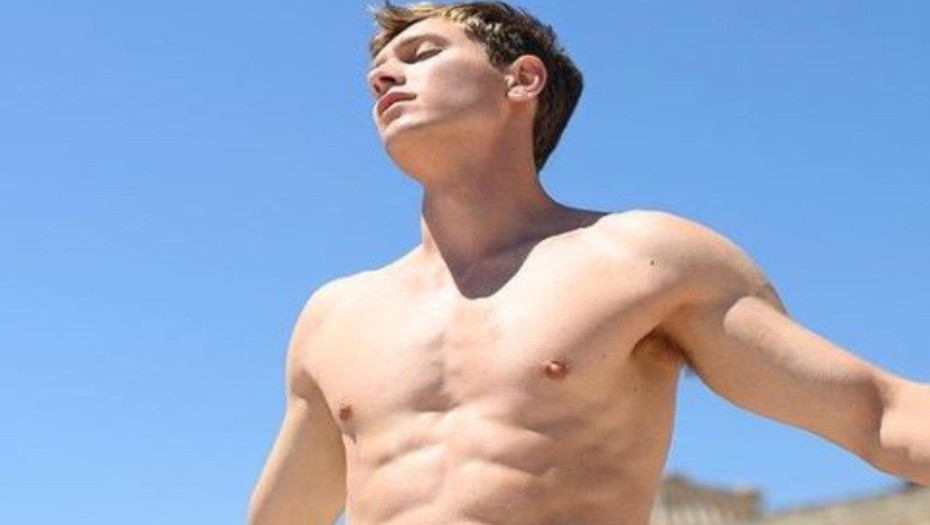 Όπως τον γέννησε η μάνα του… – Ο Έντουαρντ Στεργίου σε νέες γυμνές περιπέτειες