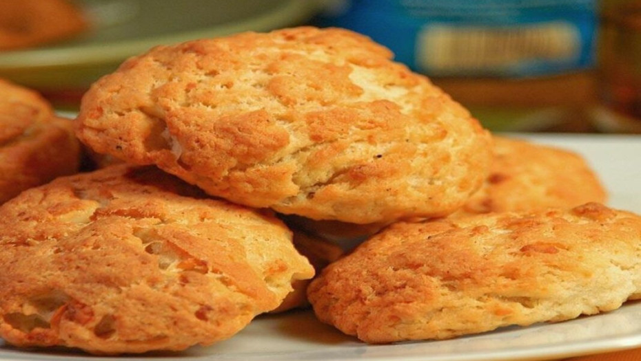 Πώς να φτιάξετε εύκολα και γρήγορα τυροπιτάκια χωρίς φύλλο, ιδανικά για πρωινό και κολατσιό!