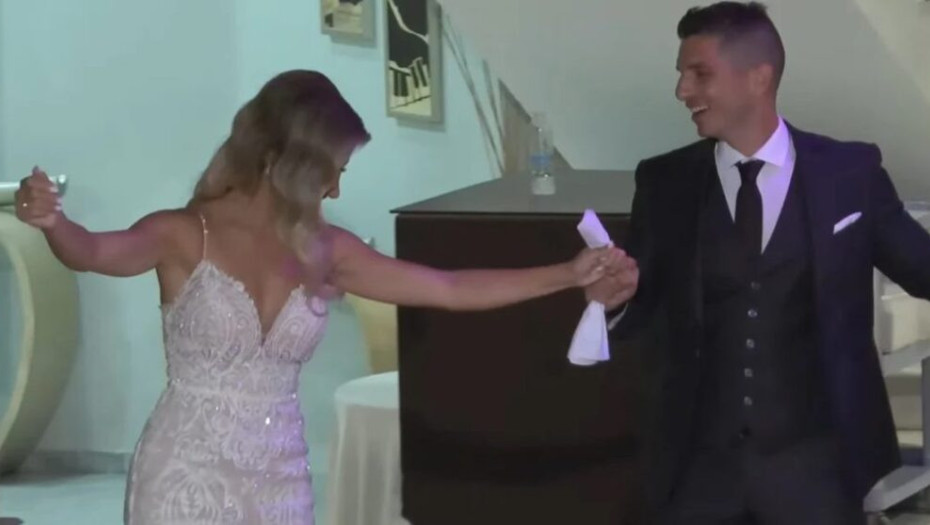 Καλλονή νύφη από την Λαμία χόρεψε τσάμικο στο γάμο της και το βίντεο κάνει θραύση