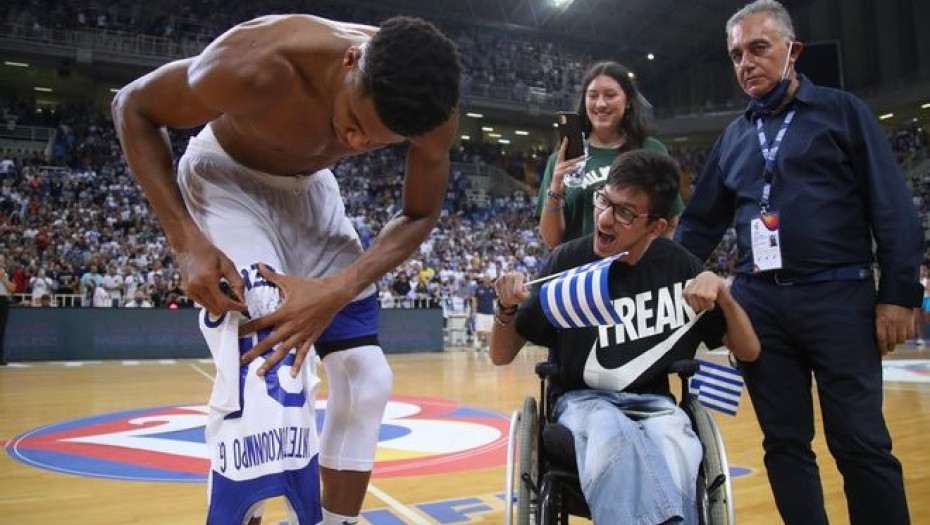 Γιάννης Αντετοκούνμπο: Σταμάτησε και έδωσε τη φανέλα του σε παιδί σε αμαξίδιο