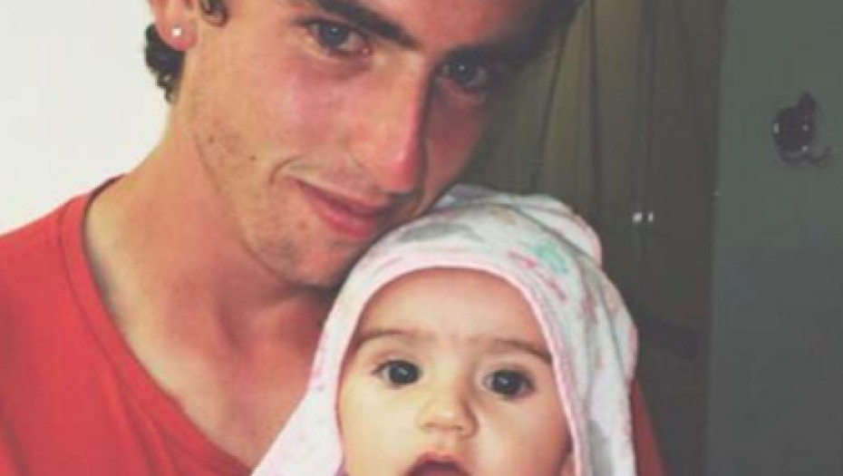 Ο 18χρονος Γιώργος εξομολογείται: Είμαι μόνος μπαμπάς και φέτος πέρασα στο Πανεπιστήμιο. Πώς θα πάρω μαζί μου το μωρό;