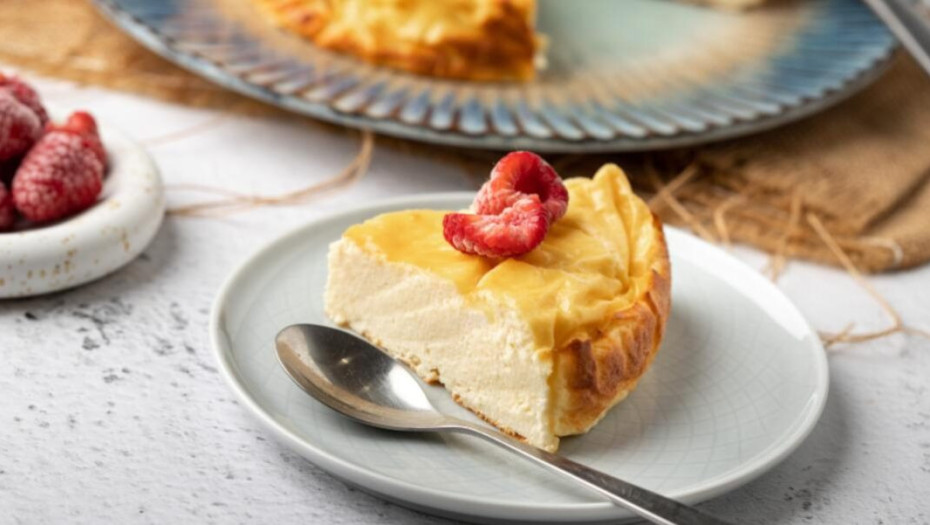 Γλυκό ψυγείου με μπισκότα, κρέμα και καραμέλα