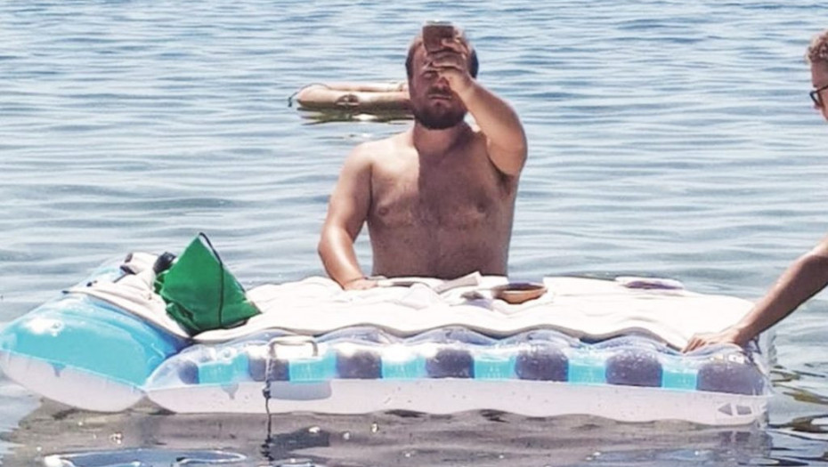 Δεν πίστευαν στα μάτια τους – Ιερέας λειτούργησε με μαγιό μέσα στη θάλασσα – Η εισαγγελία διέταξε έρευνα