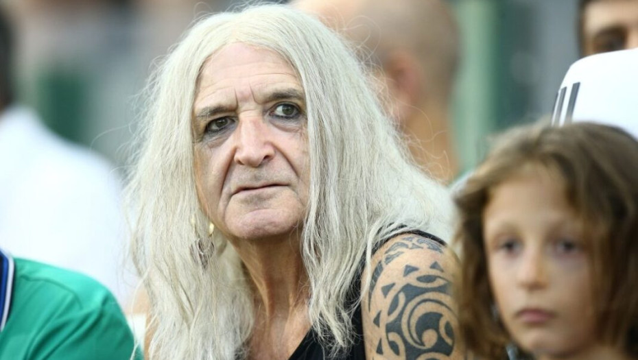 Νίκος Καρβέλας: Viral η ροκ εμφάνισή του στο γήπεδο
