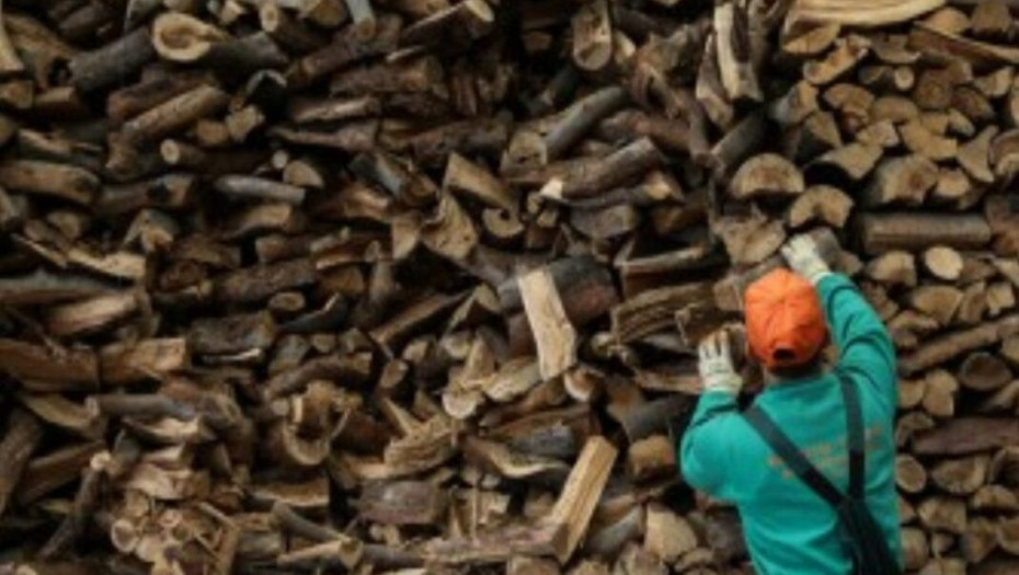 Μοιράζουν ξύλα στην Τοπική Κοινότητα Ροδόπολης