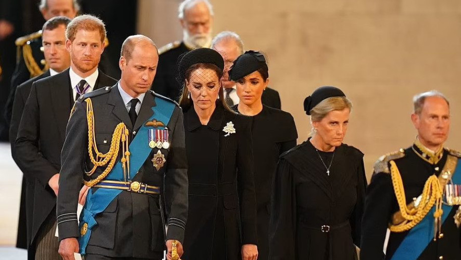 Κέιτ και Μέγκαν: Δίπλα – δίπλα στο φέρετρο της Βασίλισσας Ελισάβετ