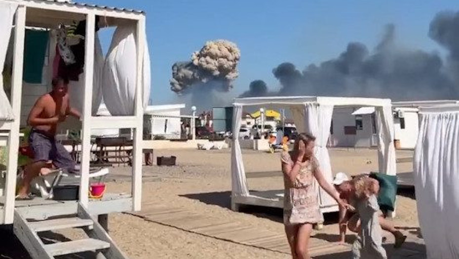 Κριμαία: Με φόντο εκρήξεις και ελικόπτερα κάνουν τα μπάνια τους οι Ρώσοι τουρίστες – Δείτε βίντεο