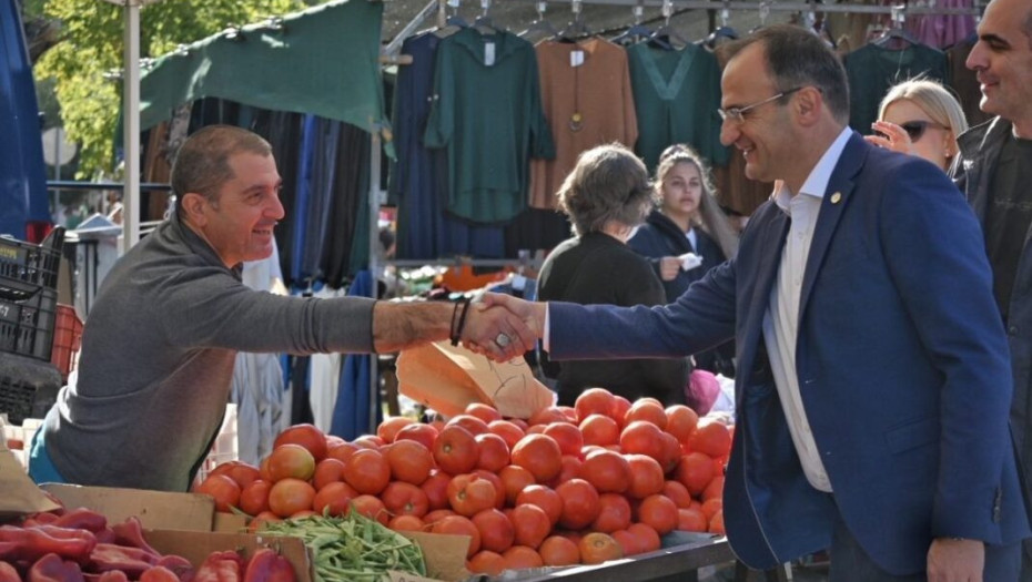 Επίσκεψη Χρυσάφη στη λαϊκή αγορά