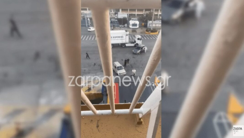 Λιμάνι Πειραιά: Αργοπορημένος επιβάτης προσπάθησε να γαντζωθεί από τον καταπέλτη για να μπει στο πλοίο