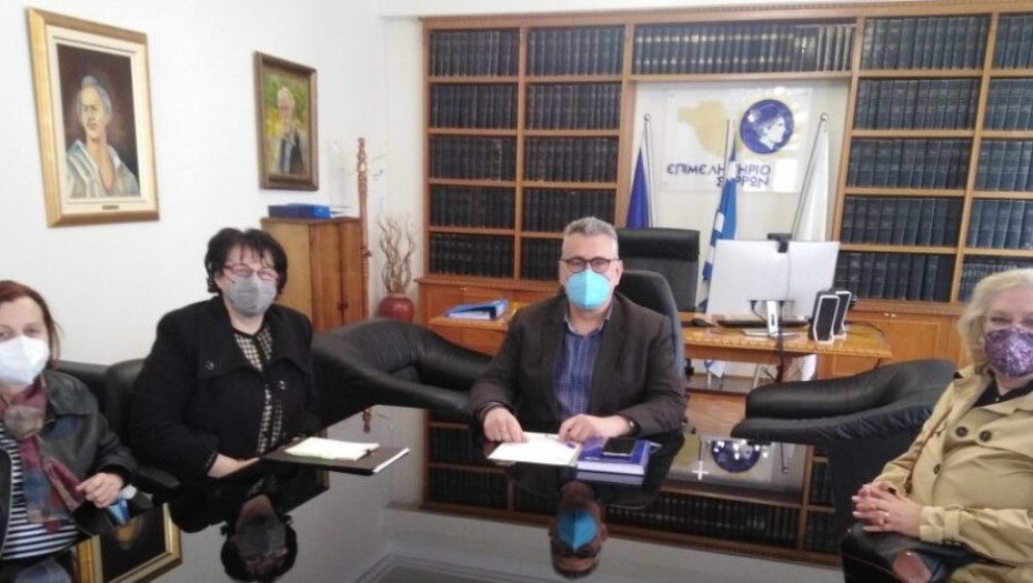 Η Πρόεδρος και τα Μέλη του Ελληνικού Ερυθρού Σερρών: Ευχαριστούν το Θανάση Μαλλιαρά για την δωρεά ενός απινιδιστή