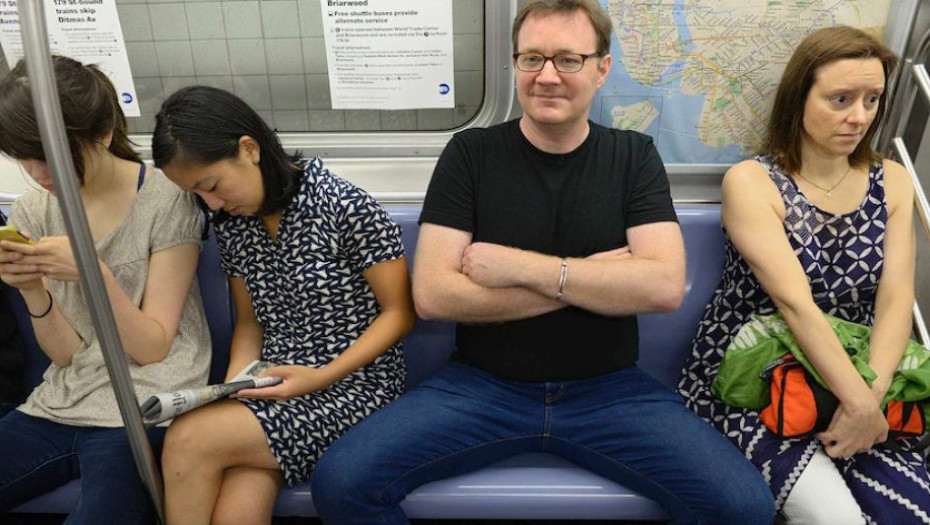 Τι είναι το manspreading που έχει απαγορευτεί στη Ισπανία και σίγουρα σου έχει συμβεί στο μετρό;