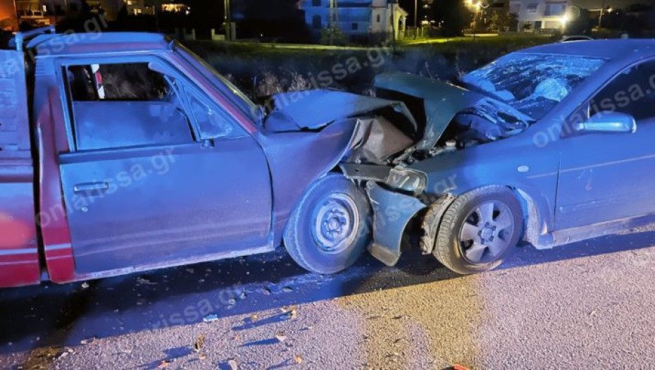 Ασύλληπτο τροχαίο στη Λάρισα: Μετωπική αγροτικού με αυτοκίνητο – Στο νοσοκομείο ζευγάρι με δύο μικρά παιδιά