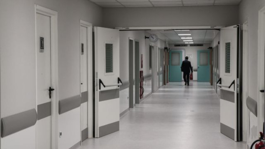 Σοκ στο Αίγιο: 23χρονη βούτηξε στο κενό από τον 5ο όροφο μπροστά στη μητέρα της – Τι καταγγέλλει ο πατέρας της