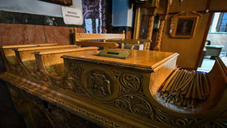 Σοκ στην Θεσσαλονίκη: Διέρρηξε εκκλησία και άρπαξε αντίδωρα, λαχανικά και φωτογραφική μηχανή – Γνωστός του πάτερ ο δράστης (video)