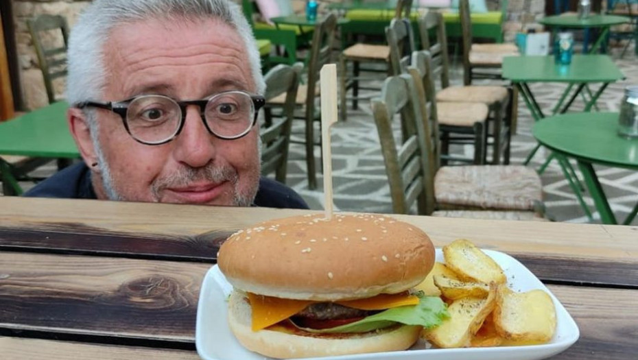 Στάθης Παναγιωτόπουλος: Μόνο ο ίδιος και η σύζυγός του στο μαγαζί του στην Αλόννησο – Δεν πατάει ψυχή (ΦΩΤΟ)