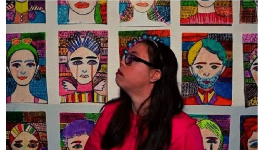 27χρονη με σύνδρομο Down στη Θεσσαλονίκη μετέτρεψε την πολυκατοικία της σε γκαλερί τέχνης