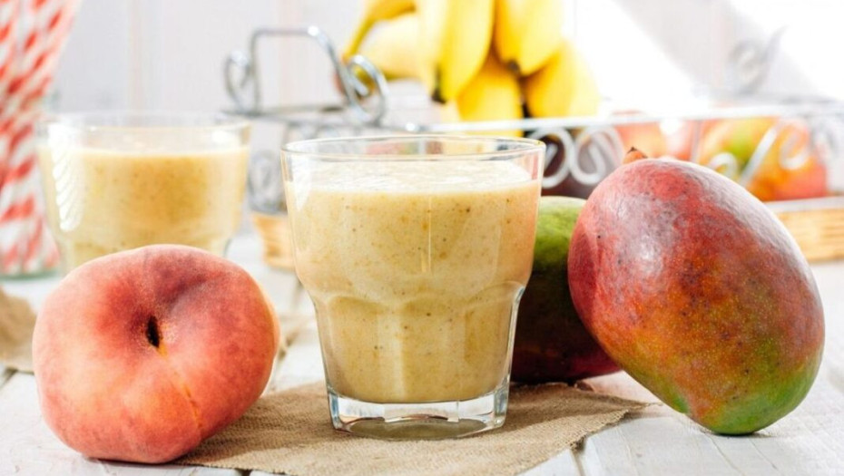 Φανταστικό καλοκαιρινό ρόφημα με μάνγκο και ροδάκινα