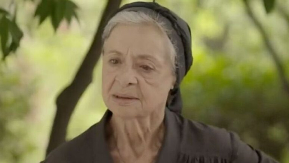 Σασμός: Τι πραγματικά συμβαίνει με τον άγνωστο άνδρα που βγαίνει από τη θάλασσα και ποια είναι η σχέση του με τη γιαγιά Ειρήνη