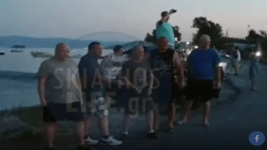 Σκιάθος: Η στιγμή που ο αέρας από τις τουρμπίνες αεροσκάφους εκσφενδονίζει την 61χρονη τουρίστρια