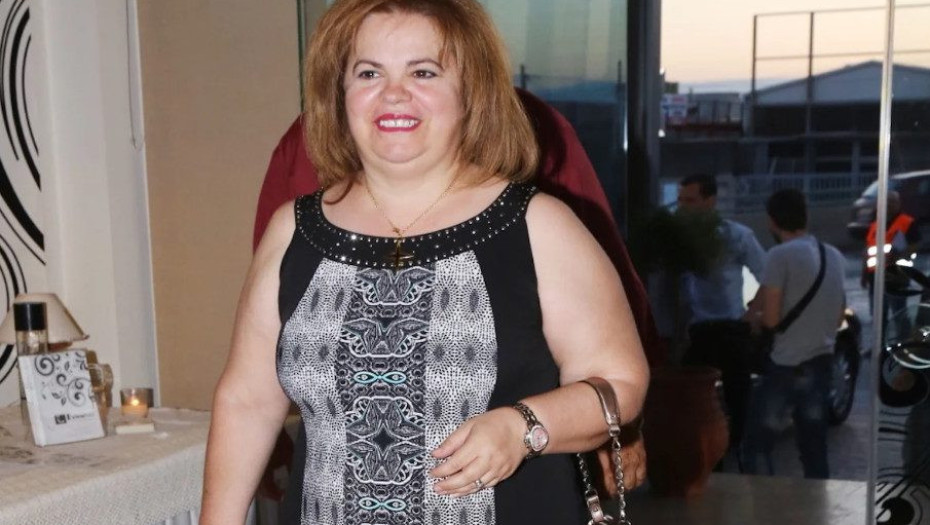 Απίστευτη Έφη Θώδη: Τραγούδησε σε πανηγύρι το «Madame» φορώντας τα γυαλιά του Τραννού