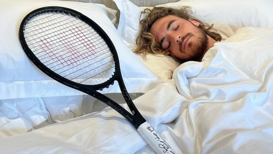 Στέφανος Τσιτσιπάς: Δεν αποχωρίζεται τη ρακέτα-δώρο του Φέντερερ «ούτε στον ύπνο του»