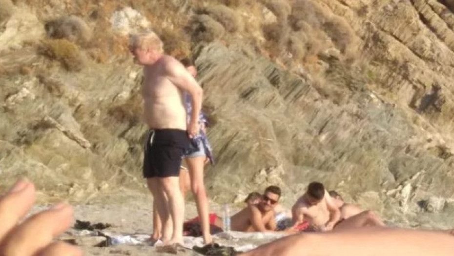 Μπόρις Τζόνσον: Ξέγνοιαστος κάνει διακοπές στην Κάρυστο – Τον κράζουν τα βρετανικά μέσα