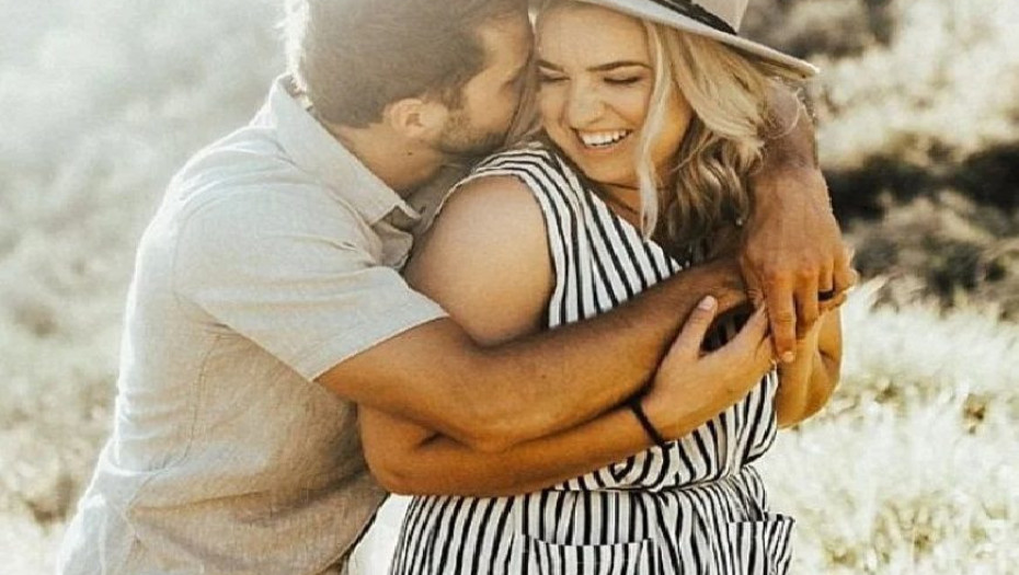 Εκείνη με παραπανίσια κιλά κι αυτός με κοιλιακούς πέτρα: Ένα διαφορετικό ζευγάρι στέλνει το πιο δυνατό μήνυμα