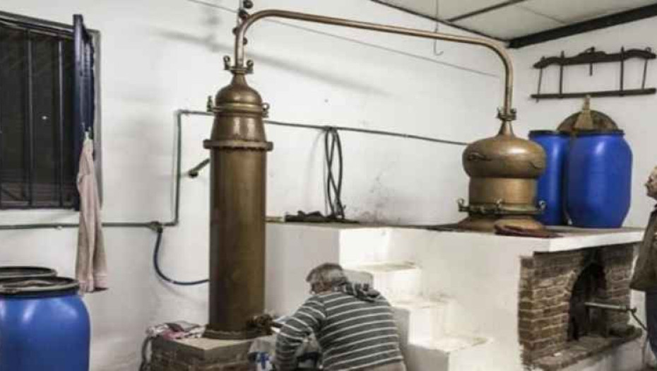 Στα παραδοσιακά αποστακτήρια παρουσία συγγενών και φίλων: Πήραν μπρος τα τσιπουροκάζανα