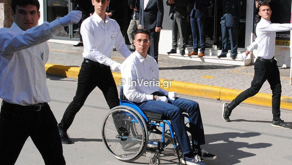 Ο Γιάννης βγήκε νικητής στη μάχη για ζωή και έκανε παρέλαση περήφανος με το αμαξίδιο του