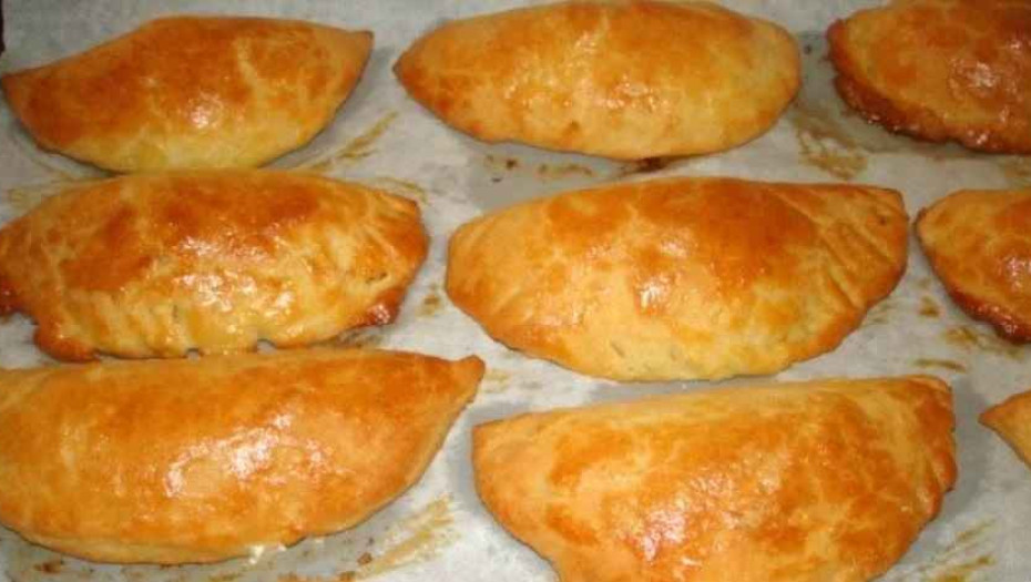 Γρήγορα και νόστιμα τυροπιτάκια από αφράτη αλλά και πολύ τραγανή ζύμη