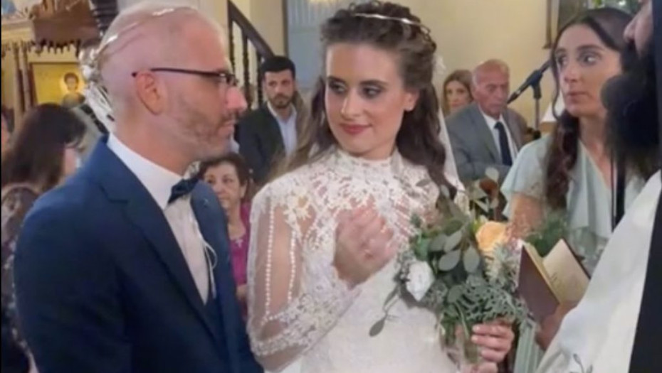 Συγκινητικό βίντεο – Νύφη μετέφερε στη νοηματική γλώσσα τα λόγια του ιερέα στον σύζυγό της (ΒΙΝΤΕΟ)