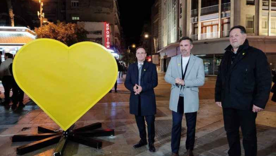 Στην Πλατεία Κρονίου Άναψε η κίτρινη καρδιά της «Καθαρής Εβδομάδας»