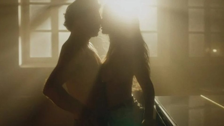 Maestro: O Χριστόφορος Παπακαλιάτης και η Κλέλια Ανδριολάτου στην πρώτη τους ερωτική σκηνή