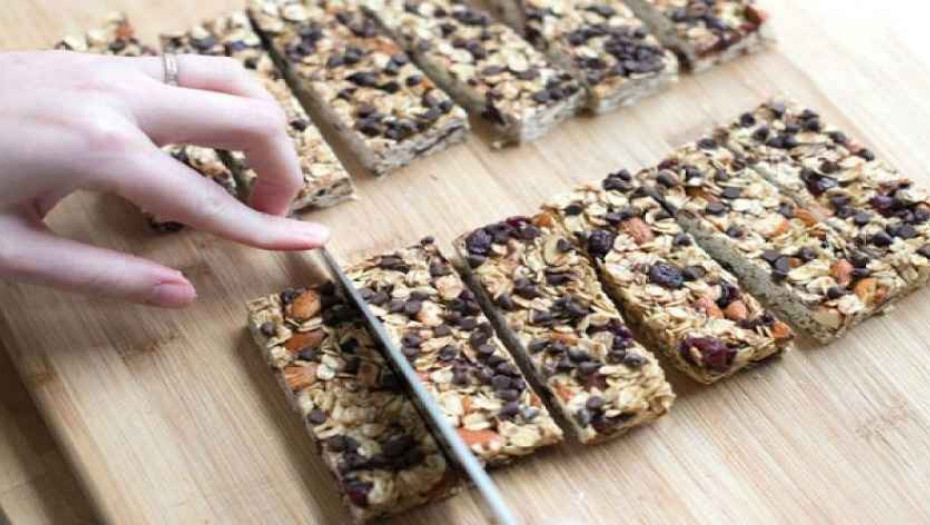 Υγιεινή διατροφή: Συνταγή για 12 γλυκές μπάρες από γκρανόλα