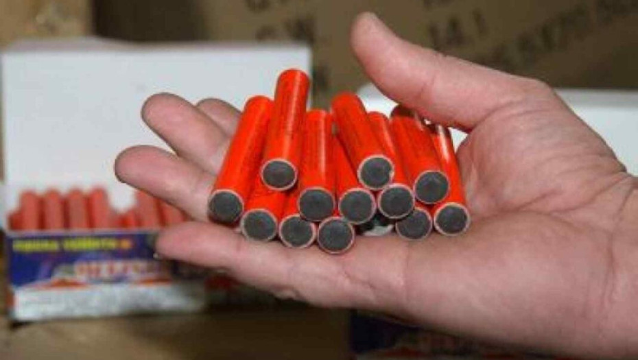 Μετέφερε 12 βεγγαλικά και 540 κροτίδες: Κατασχέθηκαν και …συνελήφθη