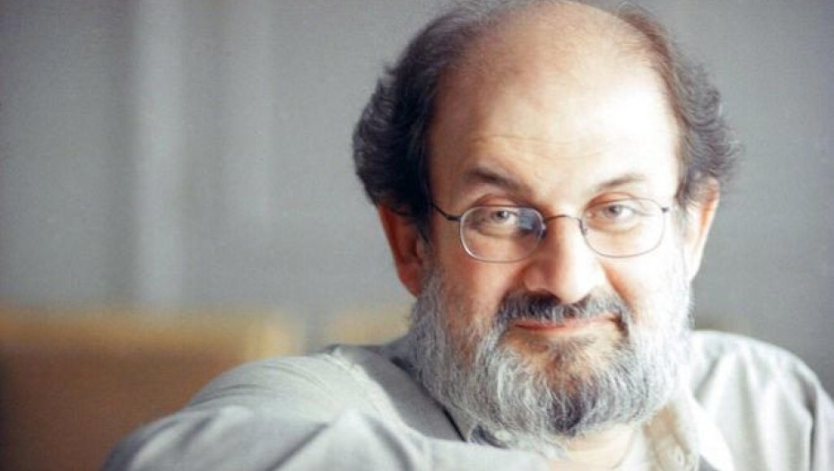 Σαλμάν Ρούσντι: Έχασε την όραση στο ένα μάτι και την ικανότητα να χρησιμοποιεί το ένα του χέρι