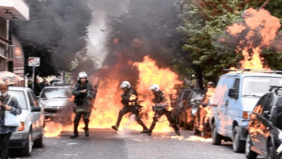 Σεπόλια: Επεισόδια σε πορεία για την υπόθεση της 12χρονης-Άγνωστοι έβαλαν φωτιά στο όχημα του προφυλακισθέντα Ηλία Μίχου
