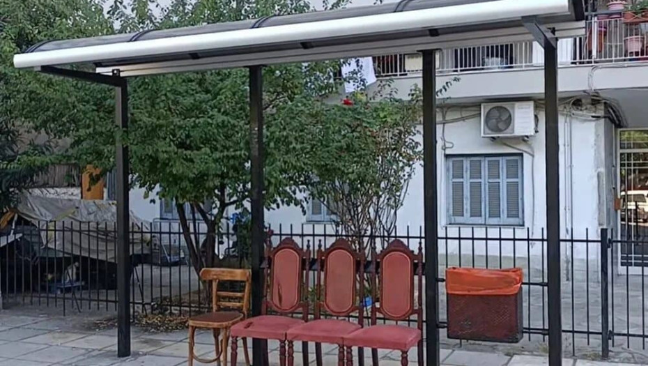 Θεσσαλονίκη: Έβαλαν καρέκλες τραπεζαρίας σε στάση του ΟΑΣΘ επειδή δεν είχε παγκάκι